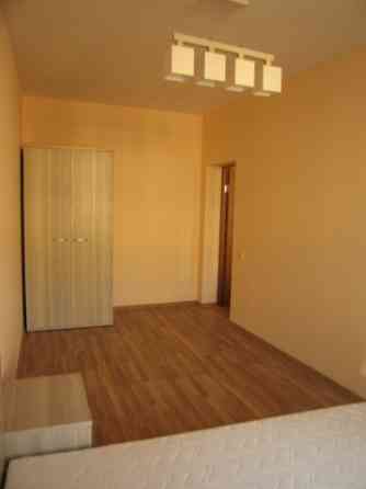 Tiek izīrēts dzīvoklis centrā, dzīvoklis sastāv no 2 istabām, viena ir caurstaigājama otra ir slēgta Rīga