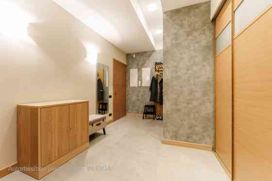 Spacious, fully furnished 2-room apartment in the Quiet Center.  Located on the 4th floor of a renov Рига