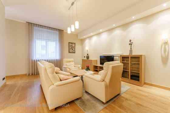 Spacious, fully furnished 2-room apartment in the Quiet Center.  Located on the 4th floor of a renov Рига