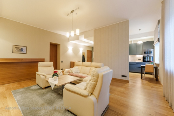 Spacious, fully furnished 2-room apartment in the Quiet Center.  Located on the 4th floor of a renov Рига - изображение 1