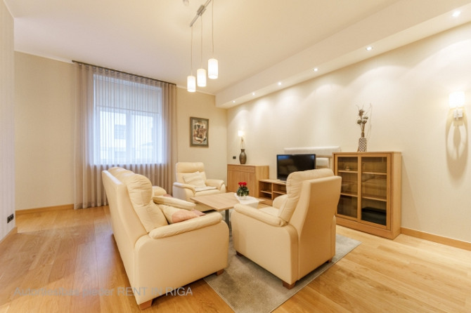 Spacious, fully furnished 2-room apartment in the Quiet Center.  Located on the 4th floor of a renov Рига - изображение 2