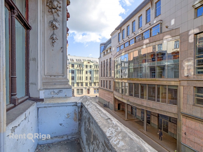 Iegādei pieejams divistabu dzīvoklis vēsturiskā ēka pašā centrā.  Šī ir lieliska investīcijai ilgter Рига - изображение 6