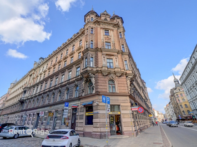 Iegādei pieejams divistabu dzīvoklis vēsturiskā ēka pašā centrā.  Šī ir lieliska investīcijai ilgter Рига - изображение 8