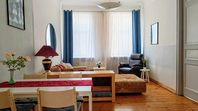 Dzīvo prestižā Rīgas centrā!   Izīrē plašu un eleganti iekārtotu 4 istabu dzīvokli pašā Rīga - foto 1