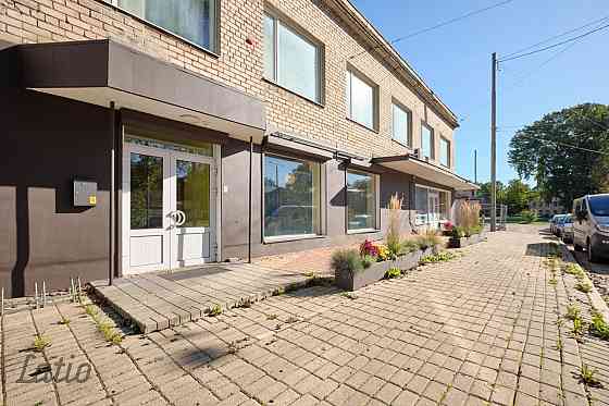 Iznomā plašas un daudzfunkcionālas telpas divos stāvos. Pirmajā stāvā atrodas veikala telpas ar liel Рига