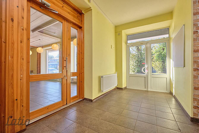 Iznomā plašas un daudzfunkcionālas telpas divos stāvos. Pirmajā stāvā atrodas veikala telpas ar liel Рига - изображение 10