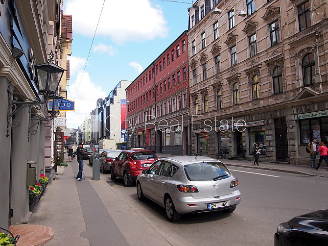 Fasādes māja, renovēta māja, objektu apsargā fiziskā apsardze, ieeja no ielas, kāpņu telpa Rīga - foto 7