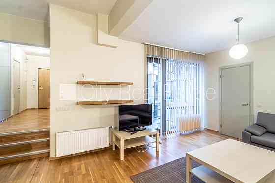 Проект - Kalpaka Residence, реновированный дом, территория обнесена забором, вход с улицы, Rīga