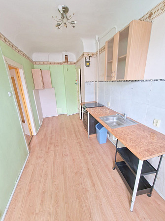 Fasādes māja, ieeja no ielas, kāpņu telpa pēc kosmētiskā remonta, logi vērsti uz pagalma Rīga - foto 9