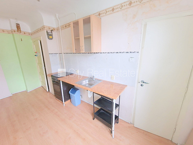 Fasādes māja, ieeja no ielas, kāpņu telpa pēc kosmētiskā remonta, logi vērsti uz pagalma Rīga - foto 4
