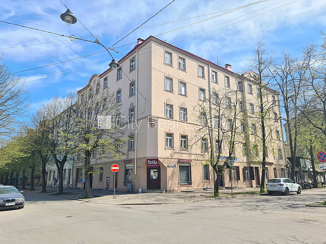 Fasādes māja, ieeja no ielas, kāpņu telpa pēc kosmētiskā remonta, logi vērsti uz pagalma Rīga - foto 19