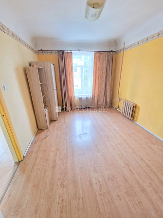 Fasādes māja, ieeja no ielas, kāpņu telpa pēc kosmētiskā remonta, logi vērsti uz pagalma Rīga - foto 17