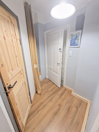 Fasādes māja, ieeja no ielas, kāpņu telpa pēc kosmētiskā remonta, logi vērsti uz ielas Rīga - foto 13