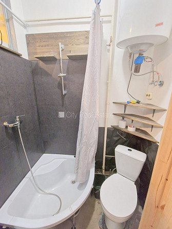 Fasādes māja, ieeja no ielas, kāpņu telpa pēc kosmētiskā remonta, logi vērsti uz ielas Rīga - foto 11