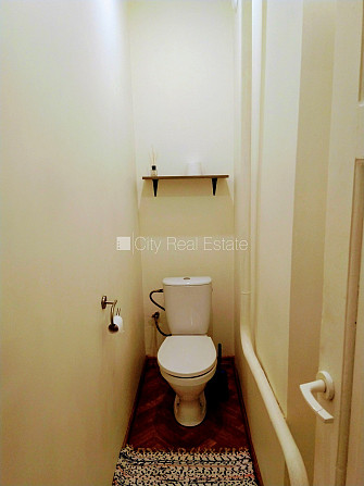 Beletāža, ir lifts, istabas izolētas 3 gab., viesistaba, viena telpa caurstaigājama, centrālā Rīga - foto 14