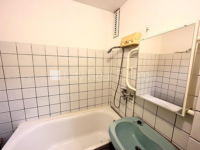 Pagalma ēka, labiekārtota apzaļumota teritorija, vieta automašīnai, ieeja no pagalma, kāpņu Rīga - foto 6