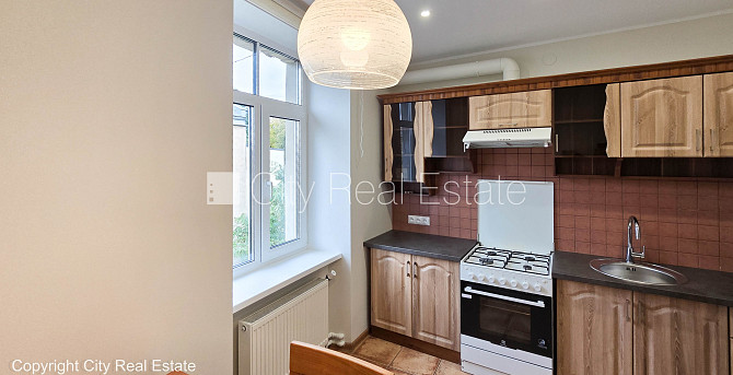 Fasādes māja, slēgts pagalms, ieeja no ielas, logi vērsti uz pagalma pusi, istabas izolētas 2 Rīga - foto 20