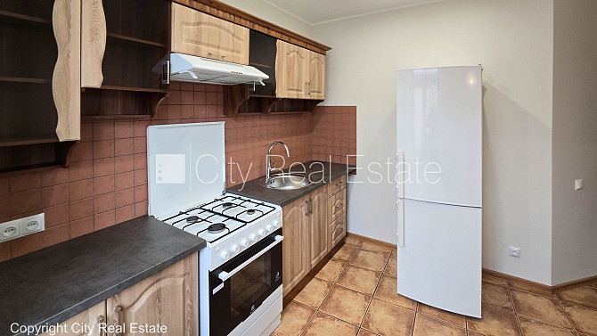 Fasādes māja, slēgts pagalms, ieeja no ielas, logi vērsti uz pagalma pusi, istabas izolētas 2 Rīga - foto 19