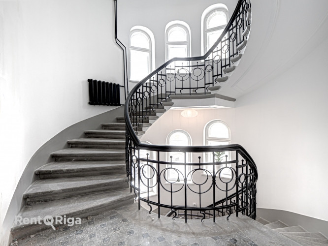 Tiek pārdots elegants dzīvoklis pilnībā renovētā vēsturiskā ēkā. Dzīvoklis pārdodas ar Rīga - foto 18