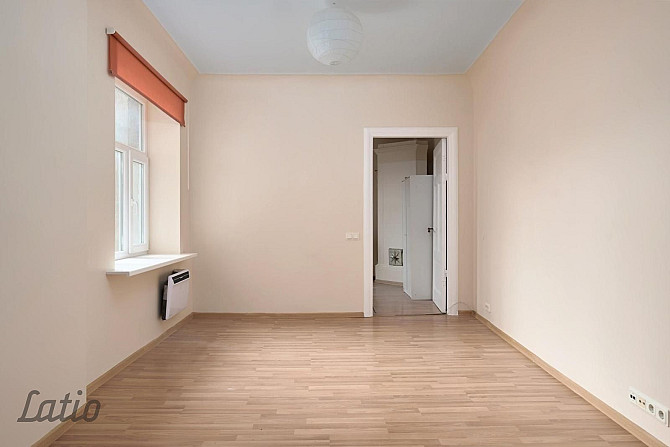 Tiek ilgtermiņā izīrēts gaišs un silts 2 istabu dzīvoklis centrā, 5 minūšu gājiena Rīga - foto 2