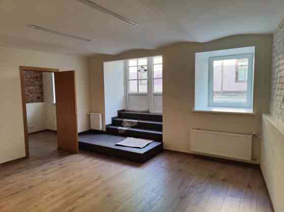 Светлые помещения рядом с улицей Миера с красивым садом во дворе.  Недвижимость Rīga