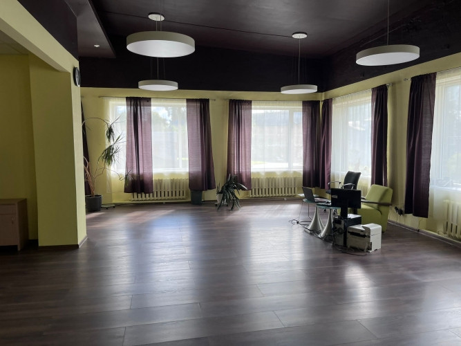 Daudzfukcionālas biroja telpas Iļģuciemā.  Plašas un gaišas open-space telpas ar augstiem gristiem ( Рига - изображение 6