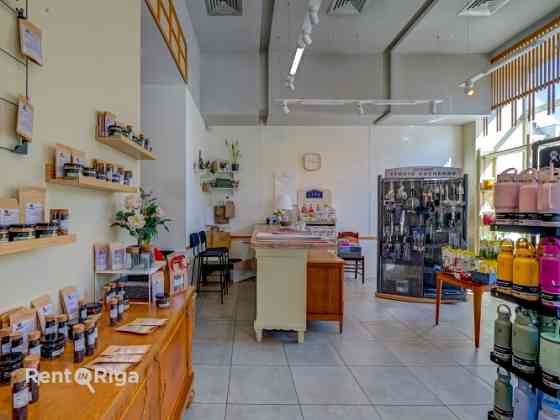 Торговые/ресторанные помещения с большими витринными окнами, напротив Берга Рига