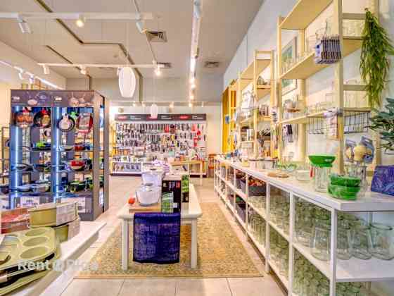 Торговые/ресторанные помещения с большими витринными окнами, напротив Берга Рига