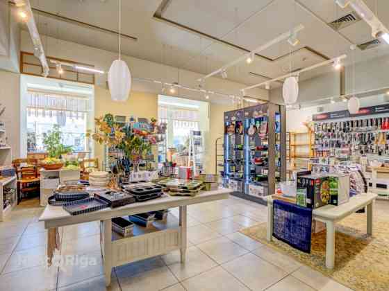 Торговые/ресторанные помещения с большими витринными окнами, напротив Берга Рига