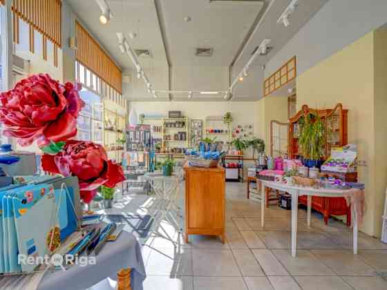 Торговые/ресторанные помещения с большими витринными окнами, напротив Берга Рига