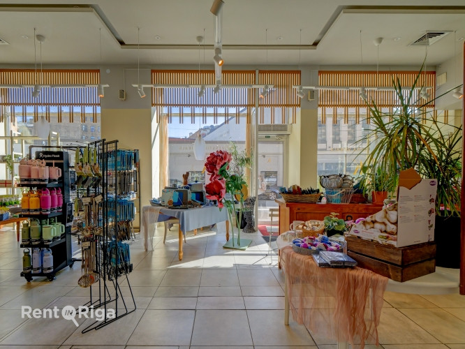 Торговые/ресторанные помещения с большими витринными окнами, напротив Берга Рига - изображение 2