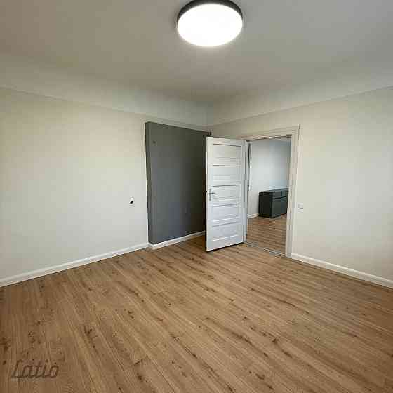 Pārdod viena stāva dzīvojamo māju, kas būvēta no skaidbetona un apšūta ar ķieģeļiem. Ēkā ir trīs ist Кулдига и Кулдигский край