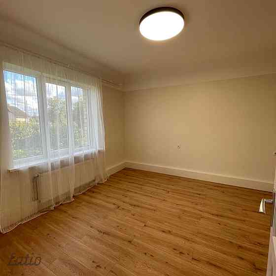 Pārdod viena stāva dzīvojamo māju, kas būvēta no skaidbetona un apšūta ar ķieģeļiem. Ēkā ir trīs ist Кулдига и Кулдигский край