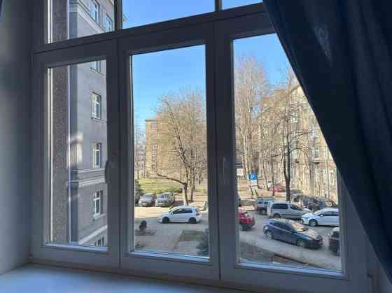 Izīrē gaišu 3 istabu dzīvokli ar balkonu!  Izīrē plašu un mājīgu 3 istabu dzīvokli ar balkonu, kas a Рига