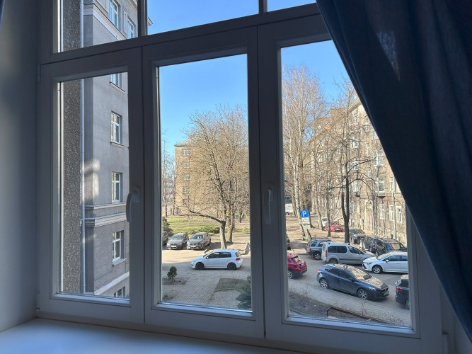 Izīrē gaišu 3 istabu dzīvokli ar balkonu!  Izīrē plašu un mājīgu 3 istabu dzīvokli ar balkonu, kas a Рига - изображение 4