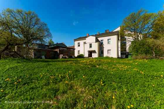 Продается просторный дом с земельным участком.  Зона малоэтажной жилой застройки Рига