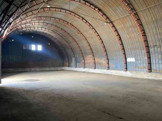 Складские помещения в Румбуле.  Половина ангара полукруглой формы, 450 м;  1-й этаж; Рижский район