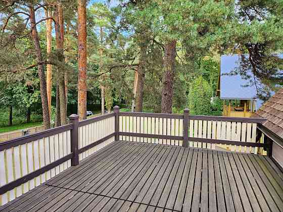 Laba savrupmāja Mežaparka vēsturiskajā daļā. Izvietota uz vidēja lieluma zemes gabala. Pirmais un... Rīga