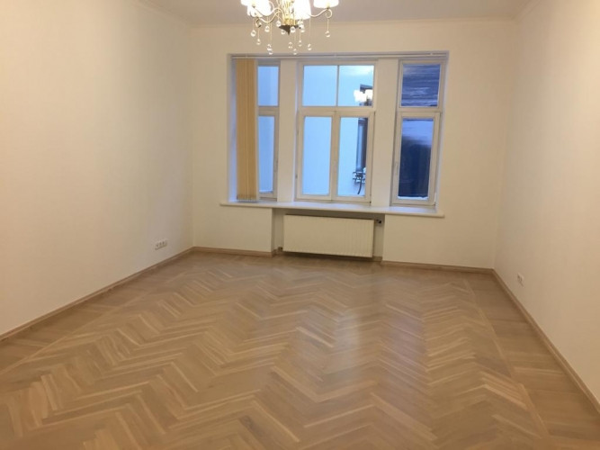 An offer for lovers of classic values - a spacious apartment in a renovated historic house in the ce Рига - изображение 4