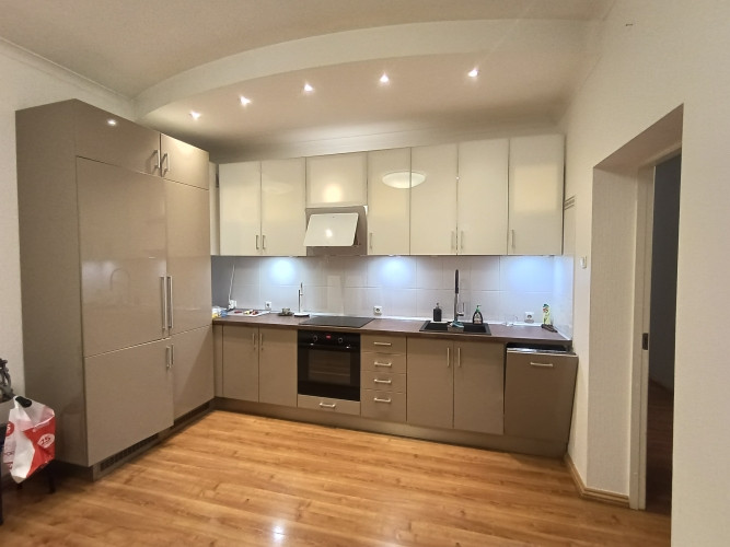 An offer for lovers of classic values - a spacious apartment in a renovated historic house in the ce Рига - изображение 9