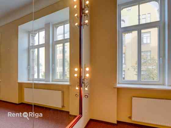 Аренда офисного помещения в отреставрированном здании в центре Риги, ул. Кр. Рига