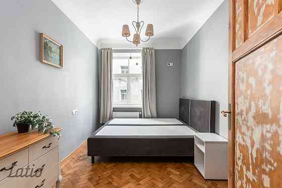 Divu izolētu istabu dzīvoklis 2017.gadā renovētā mūra namā, kas būvēts funkcionālisma stilā 1934.gad Рига