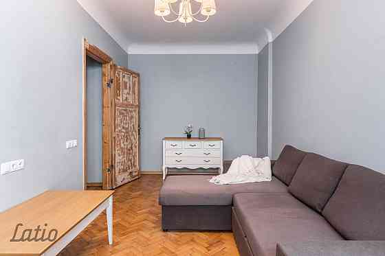 Divu izolētu istabu dzīvoklis 2017.gadā renovētā mūra namā, kas būvēts funkcionālisma stilā 1934.gad Рига