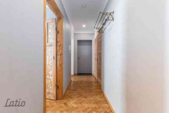 Divu izolētu istabu dzīvoklis 2017.gadā renovētā mūra namā, kas būvēts funkcionālisma stilā 1934.gad Рига