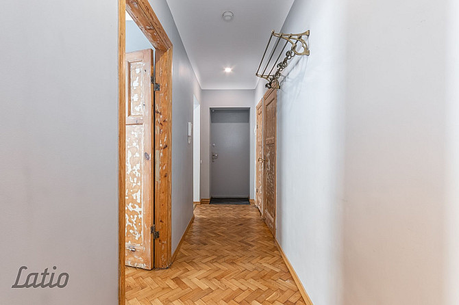 Divu izolētu istabu dzīvoklis 2017.gadā renovētā mūra namā, kas būvēts funkcionālisma Rīga - foto 3