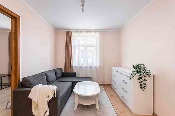 Pārdod mēbelētu un ar sadzīves tehniku aprīkotu divistabu dzīvokli jaunajā projektā (2021.g.) pie pa Рига