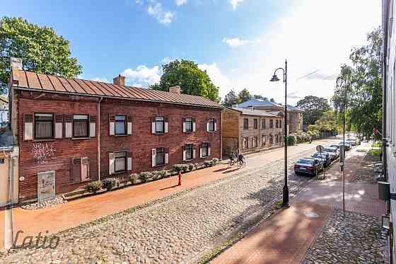 Pārdod mēbelētu un ar sadzīves tehniku aprīkotu divistabu dzīvokli jaunajā projektā (2021.g.) pie pa Рига