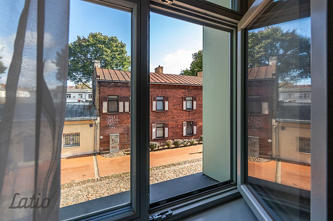 Pārdod mēbelētu un ar sadzīves tehniku aprīkotu divistabu dzīvokli jaunajā projektā Rīga - foto 3