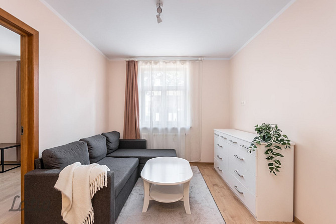 Pārdod mēbelētu un ar sadzīves tehniku aprīkotu divistabu dzīvokli jaunajā projektā Rīga - foto 2