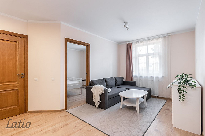 Pārdod mēbelētu un ar sadzīves tehniku aprīkotu divistabu dzīvokli jaunajā projektā Rīga - foto 1